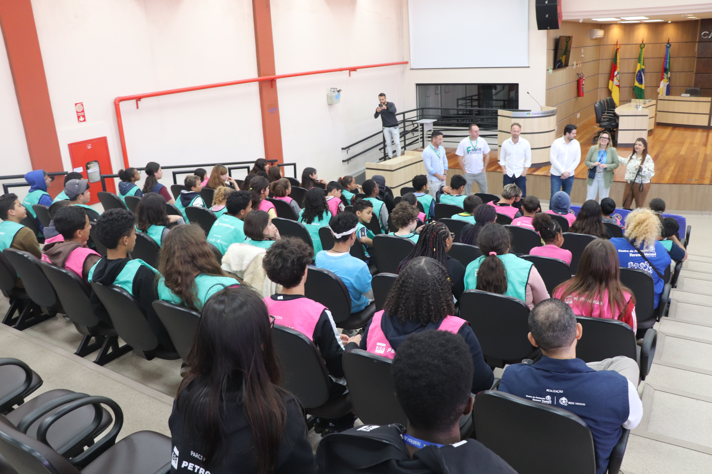 Alunos do Centro de Formação Teresa Verzeri visitam a Câmara