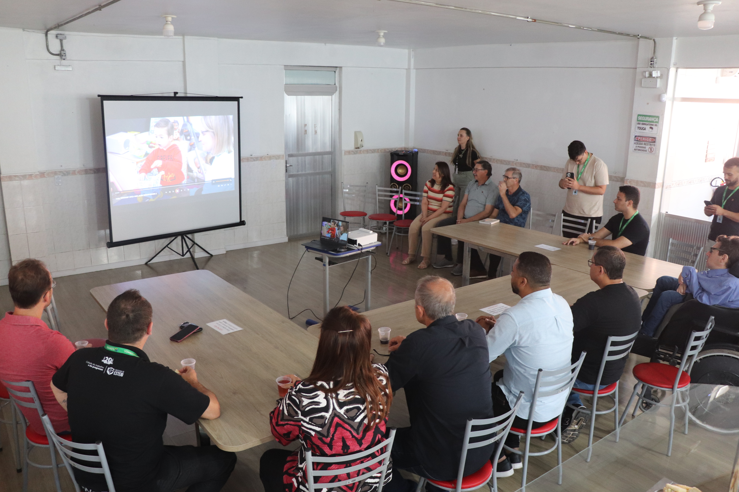 Apae recebe vereadores para vistoria em obras