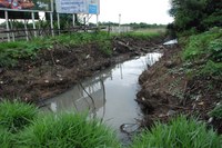 Arroio na BR116 causa risco de enchentes no Bairro Três Portos em Esteio