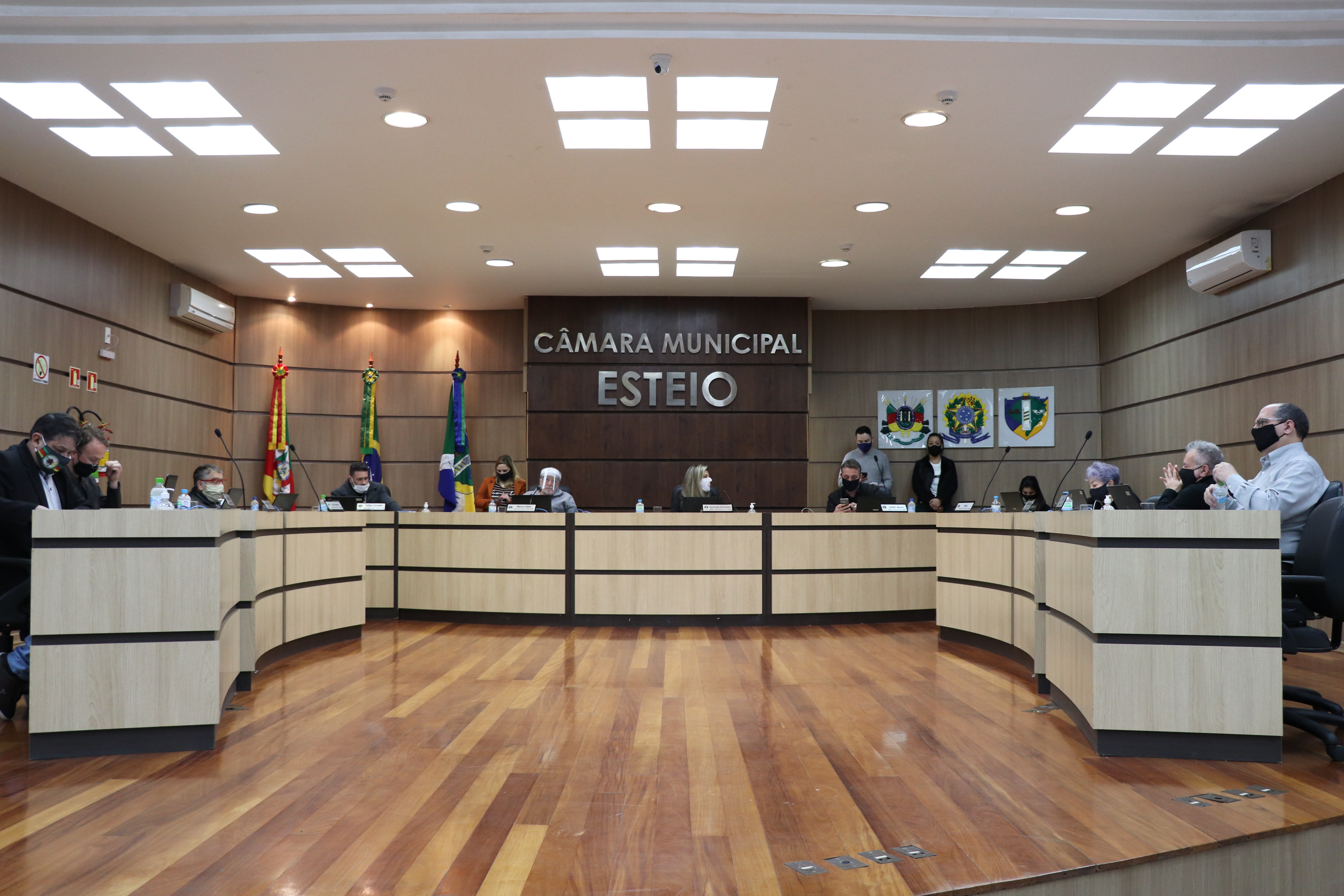 Câmara aprova projetos financeiros durante sessão 