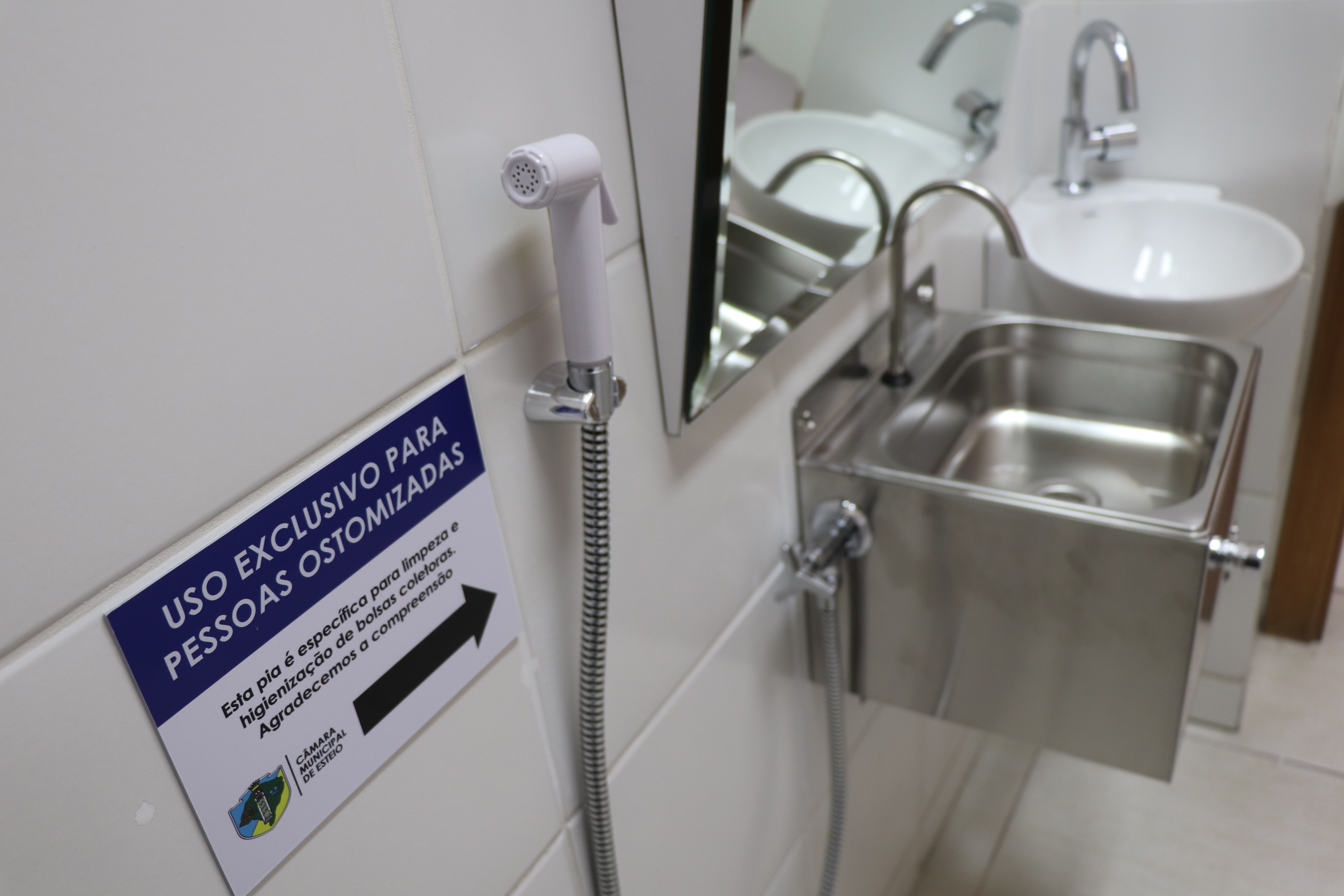 Câmara de Esteio inaugura banheiro adaptado para pessoas ostomizadas