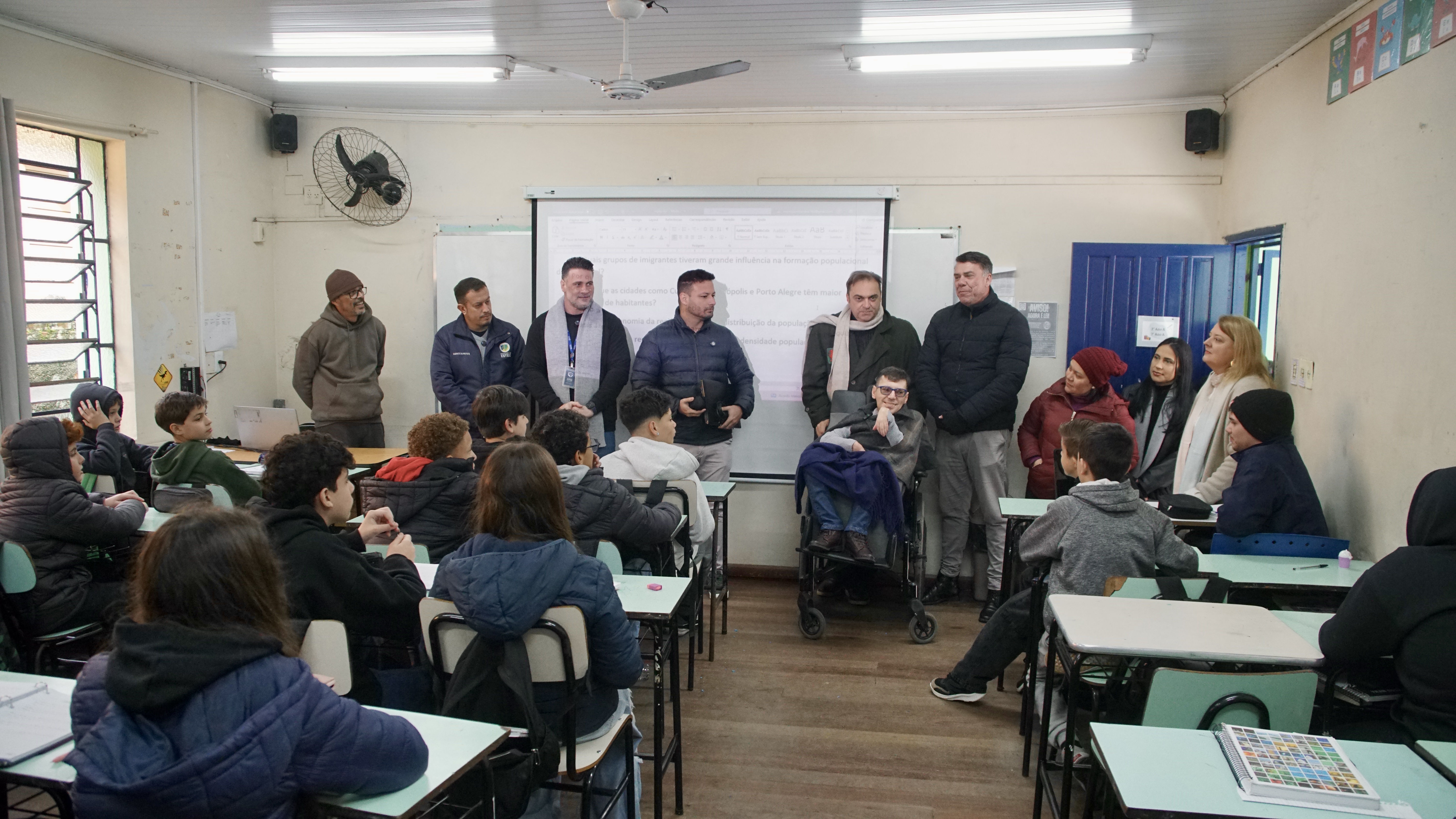 Câmara entrega computador adaptado para aluno da rede municipal