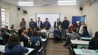 Câmara entrega computador adaptado para aluno da rede municipal