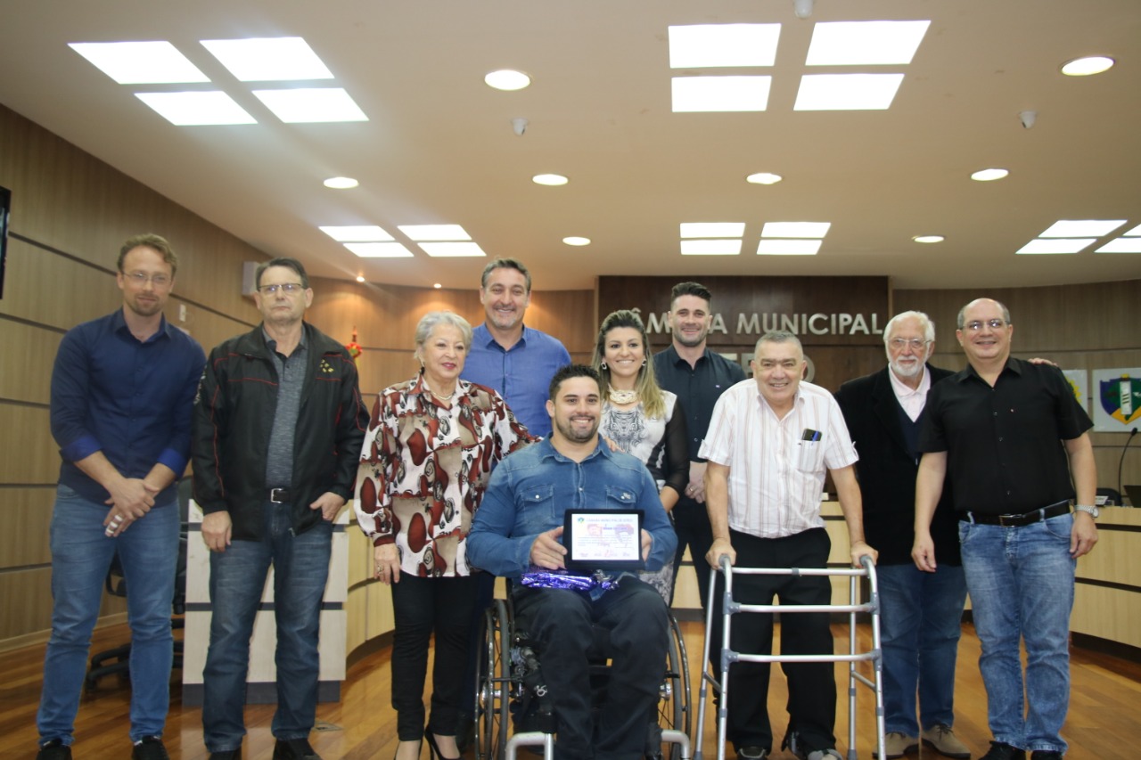 Câmara homenageia atleta paralímpico