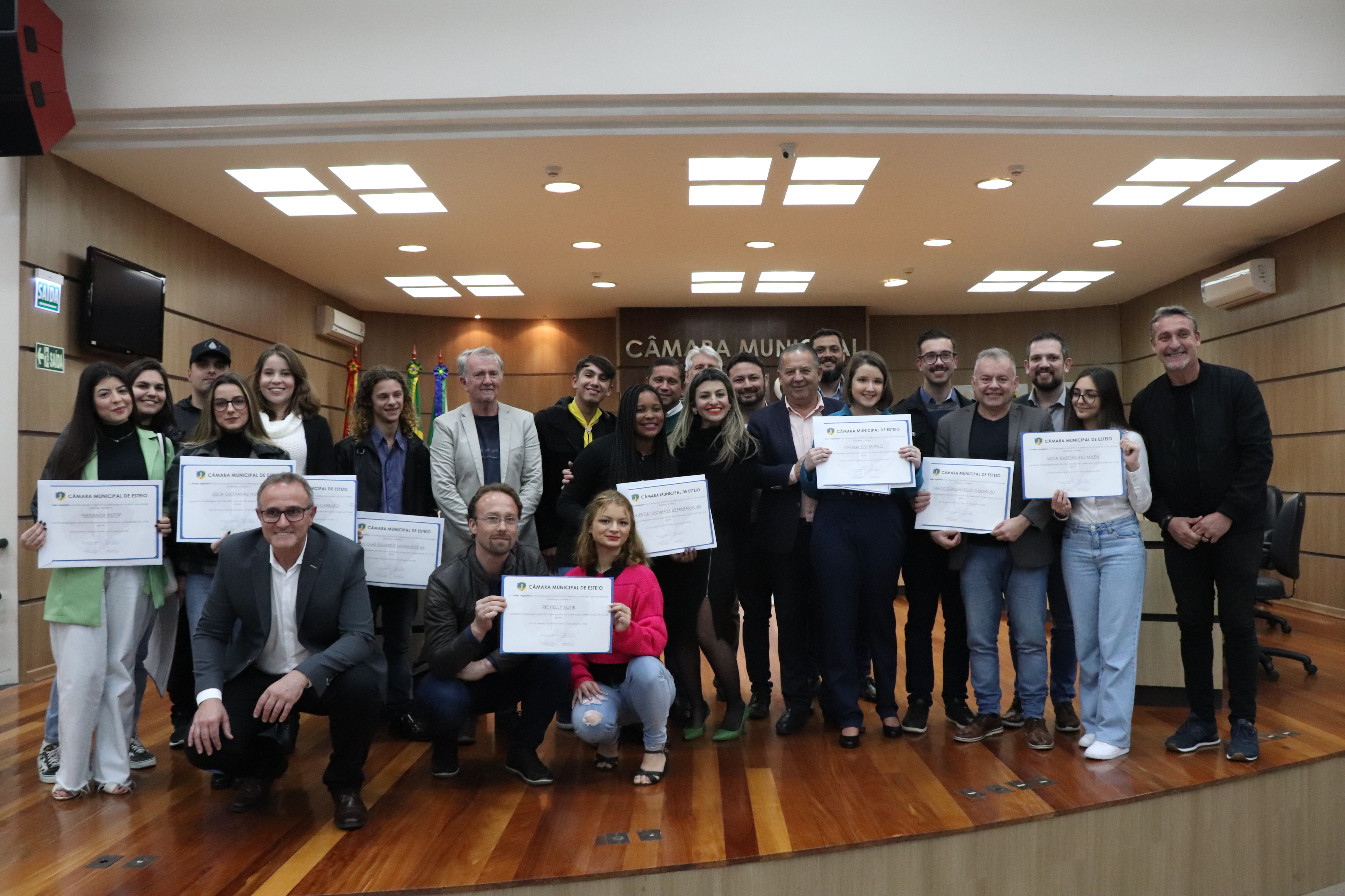 Câmara homenageia jovens em ato solene