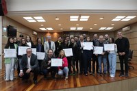 Câmara homenageia jovens em ato solene