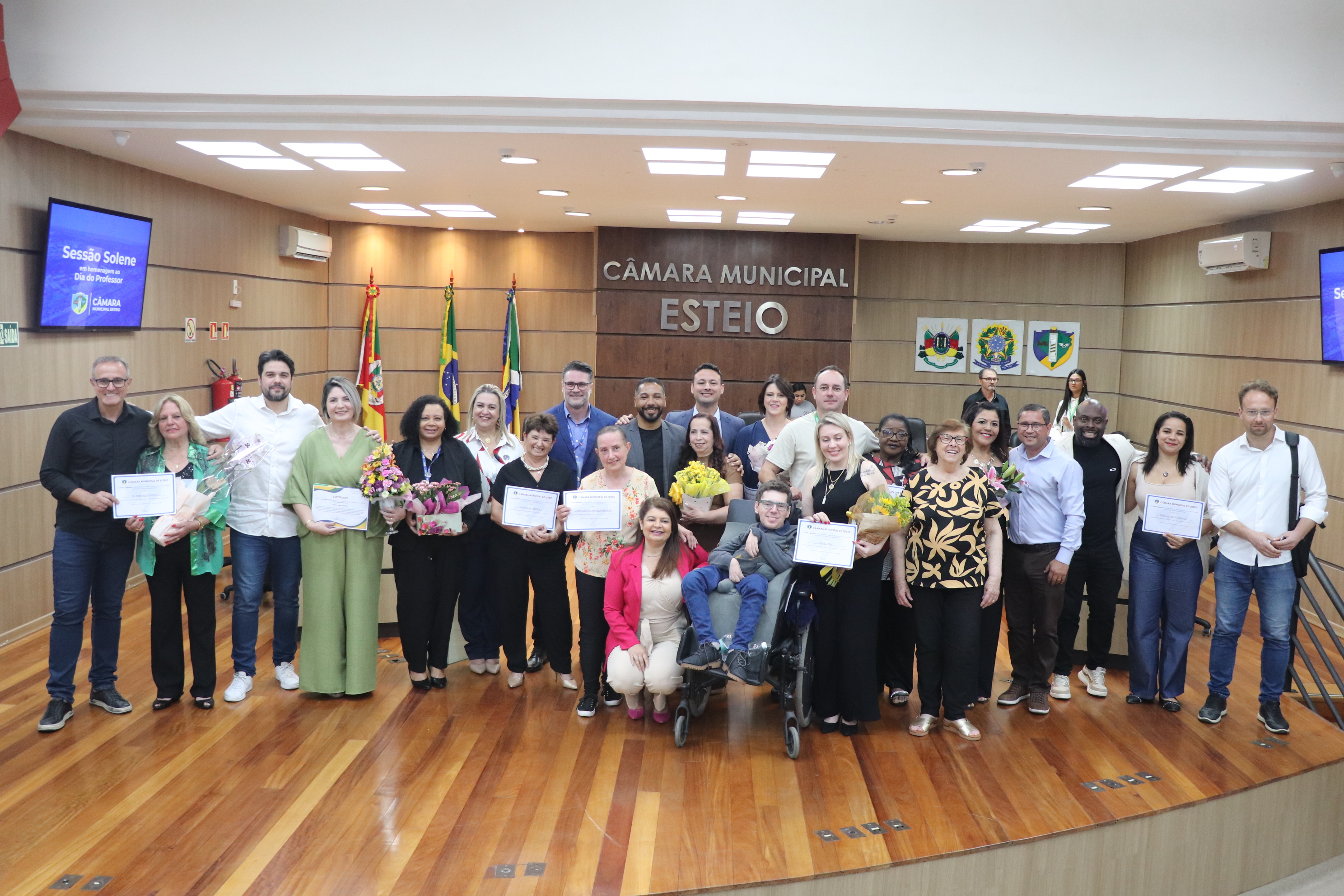 Câmara homenageia professores em Sessão Solene