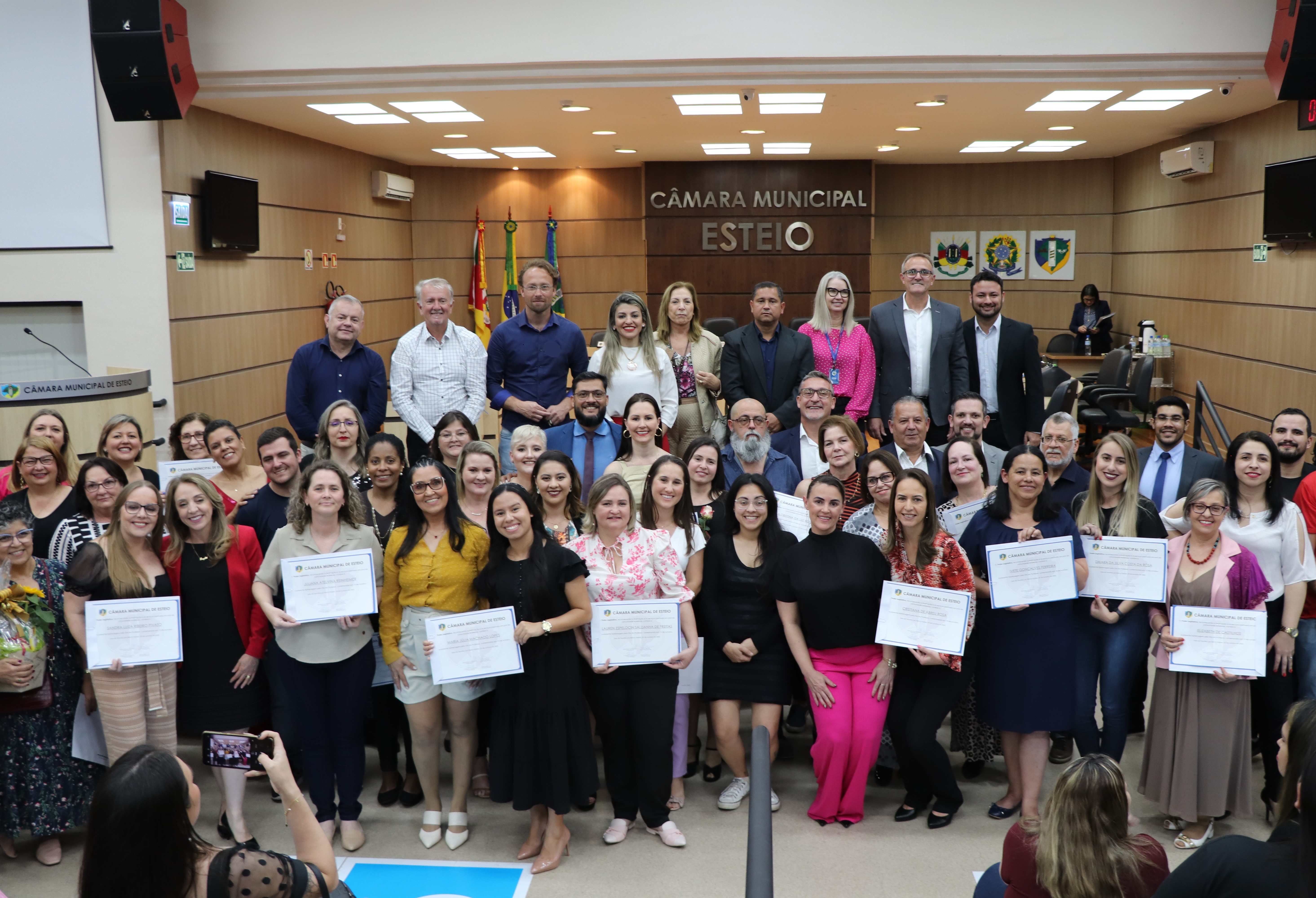 Professores são homenageados em sessão solene