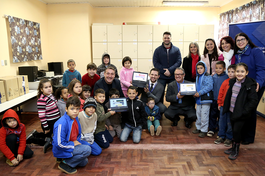 Câmara prestigia entrega de cromebooks para escola Maria Lygia Haack