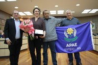 Educadora da APAE de Esteio recebe Menção Honrosa da Câmara