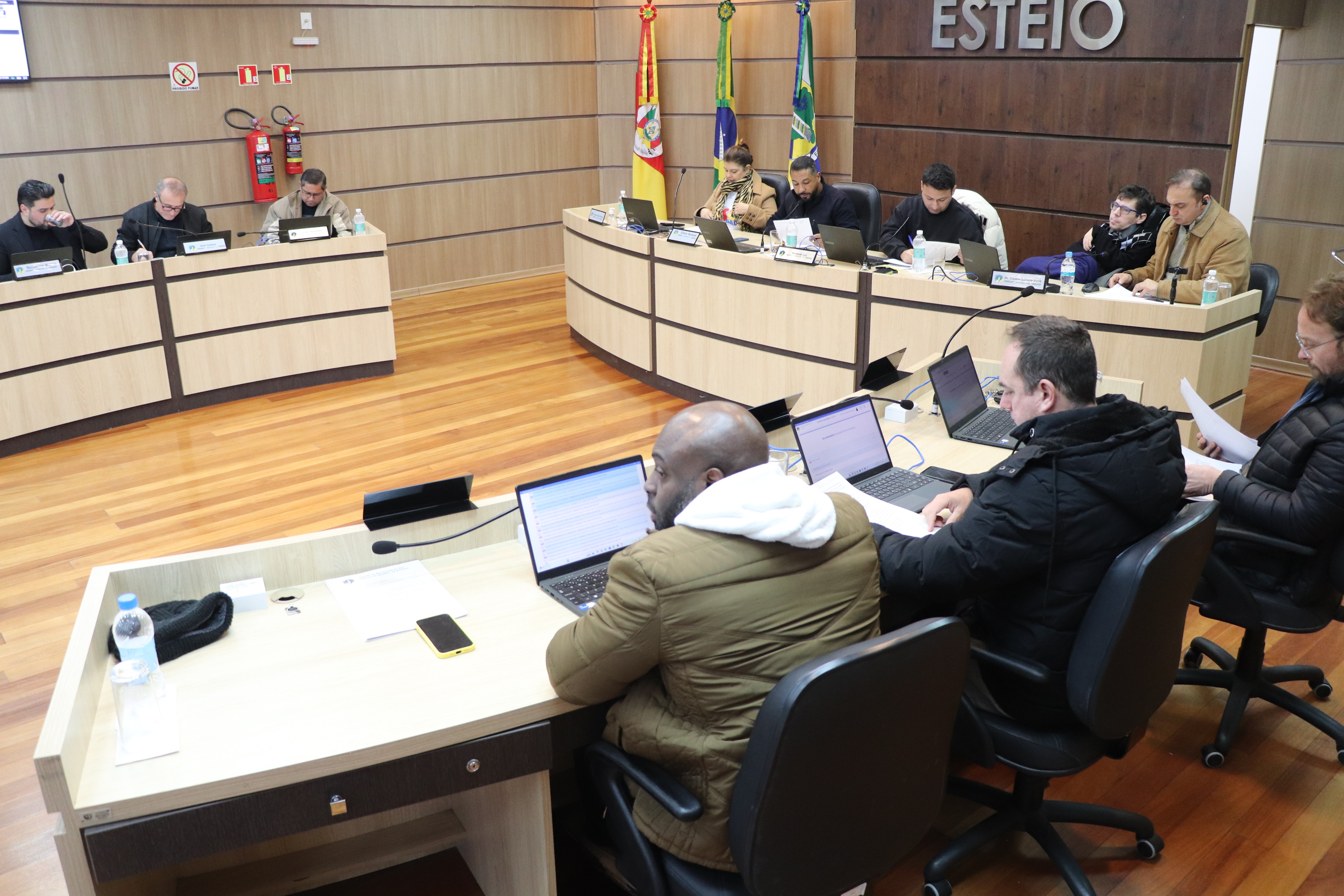 Empresas terão de retirar fios excedentes de postes