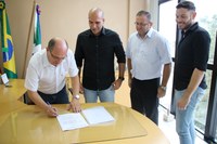 Euclides Castro assina contrato para dar andamento ao PPCI do Legislativo