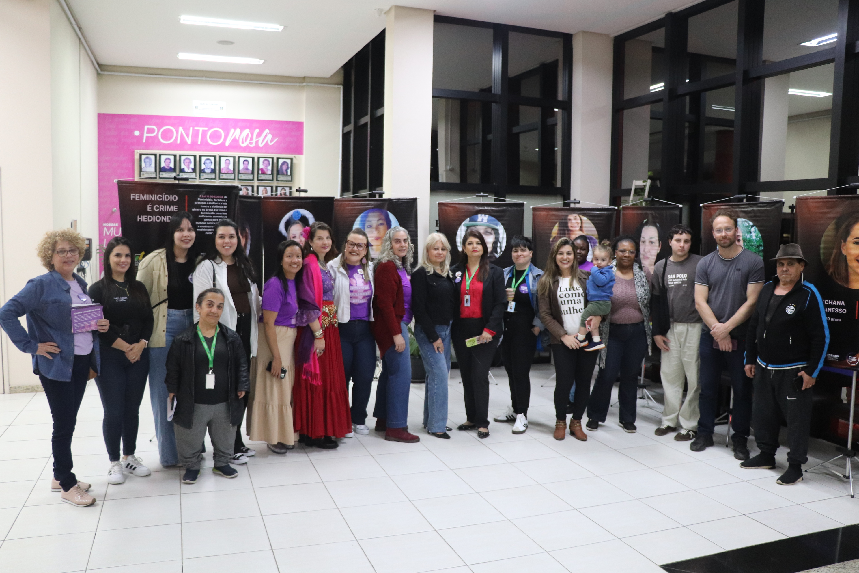 Exposição narra histórias de vítimas do feminicídio e reforça a luta contra a violência de gênero