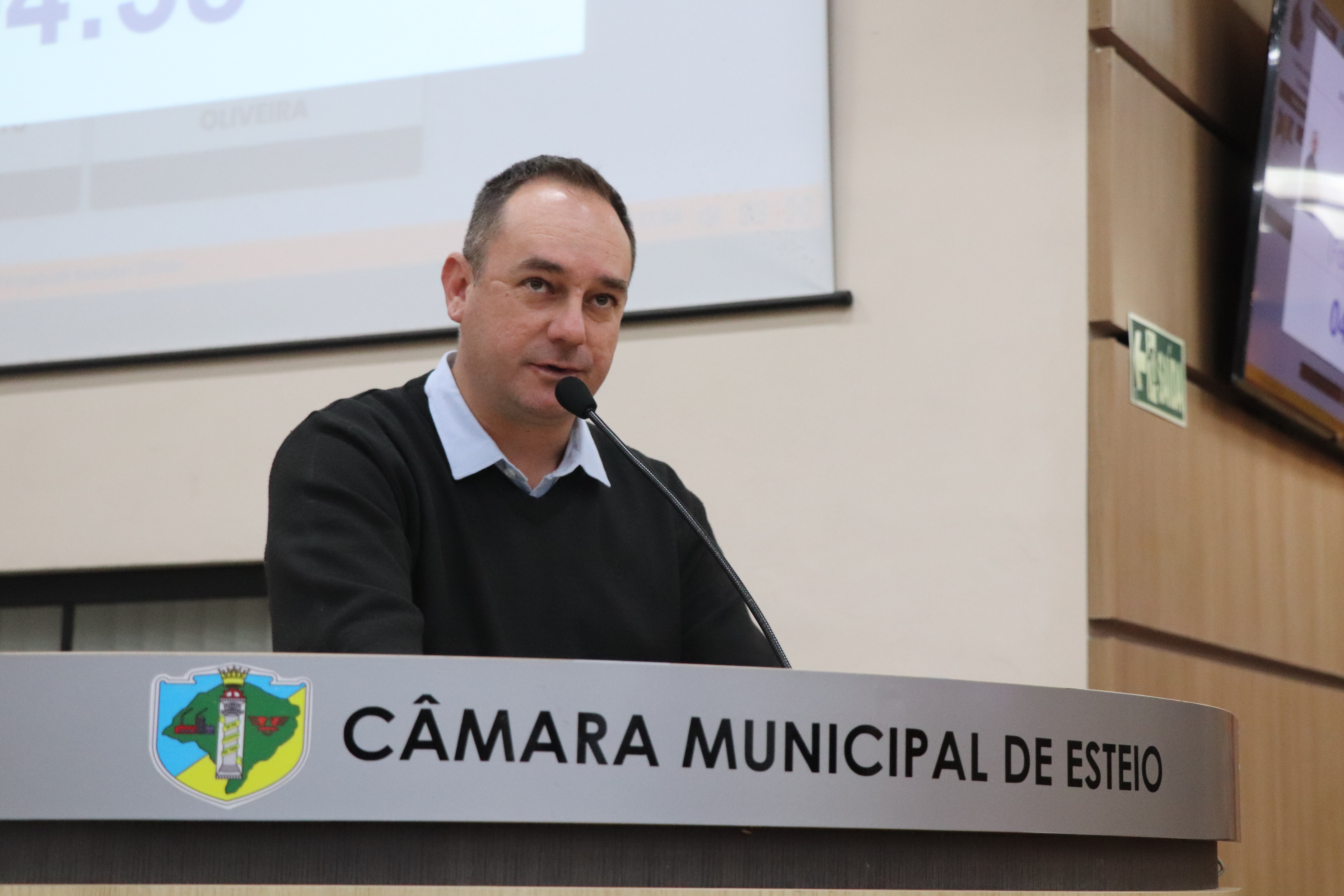 Fábio Neumann quer capacitação em Libras para servidores municipais
