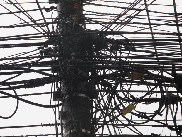 Luiz Duarte pede esclarecimentos sobre a situação dos emaranhados de fios na cidade com empresas de telecomunicação