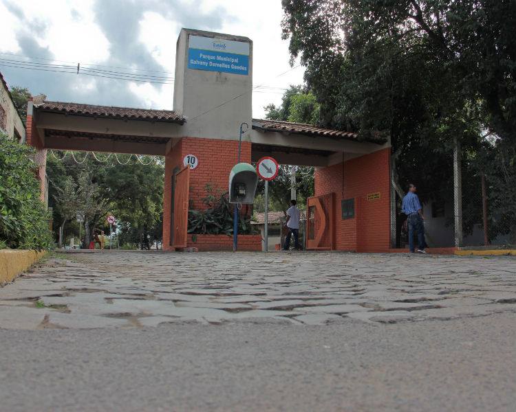 Luiz Duarte questiona fechamento da entrada para carros no Parque Galvany Guedes