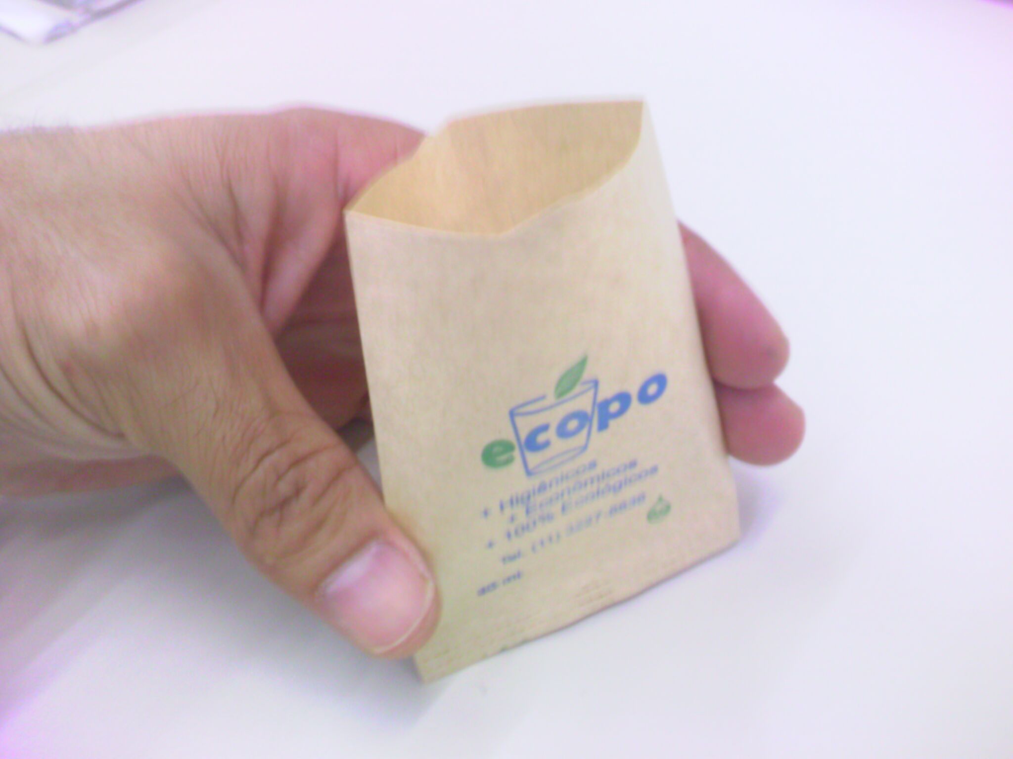 Michele Pereira  sugere utilização de copos de papel ecologicamente corretos 