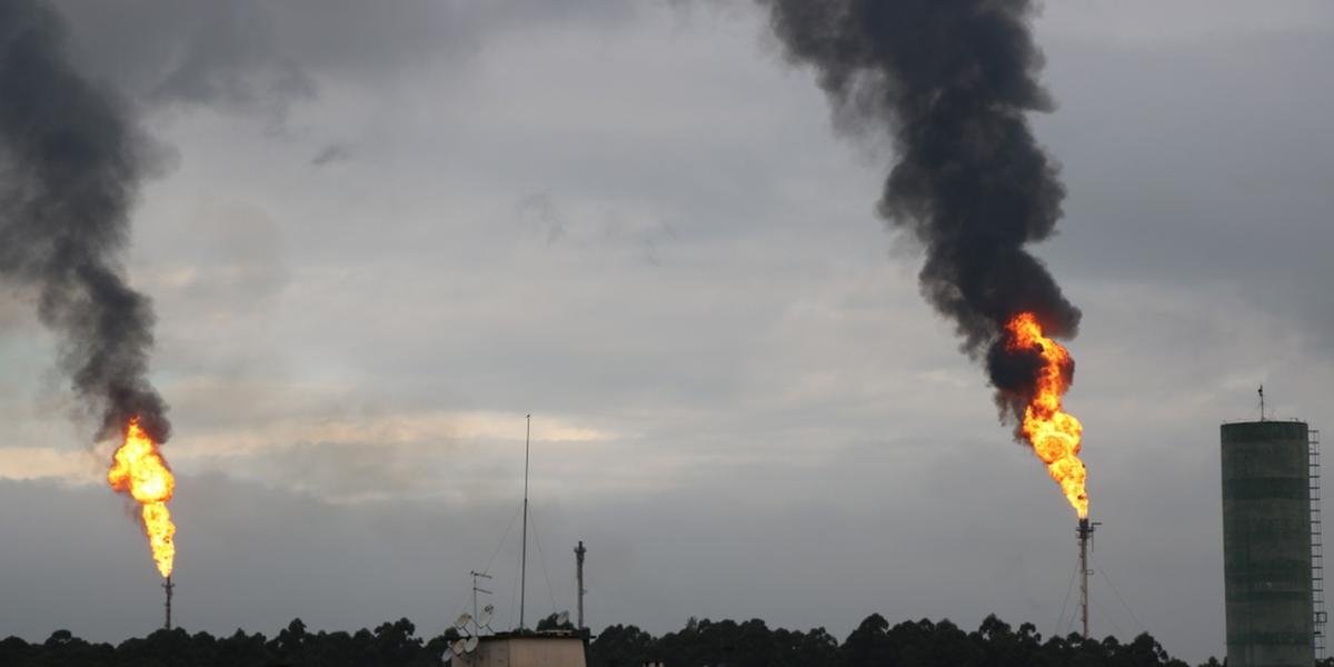 Ministério Público será oficiado sobre a eliminação de  intensa fumaça em chaminés na Refap 