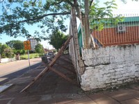 Muro da Escola Caetano Gonçalves da Silva corre risco de desabamento