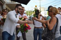Presidente da Câmara de Vereadores entrega rosas pelo Dia da Mulher