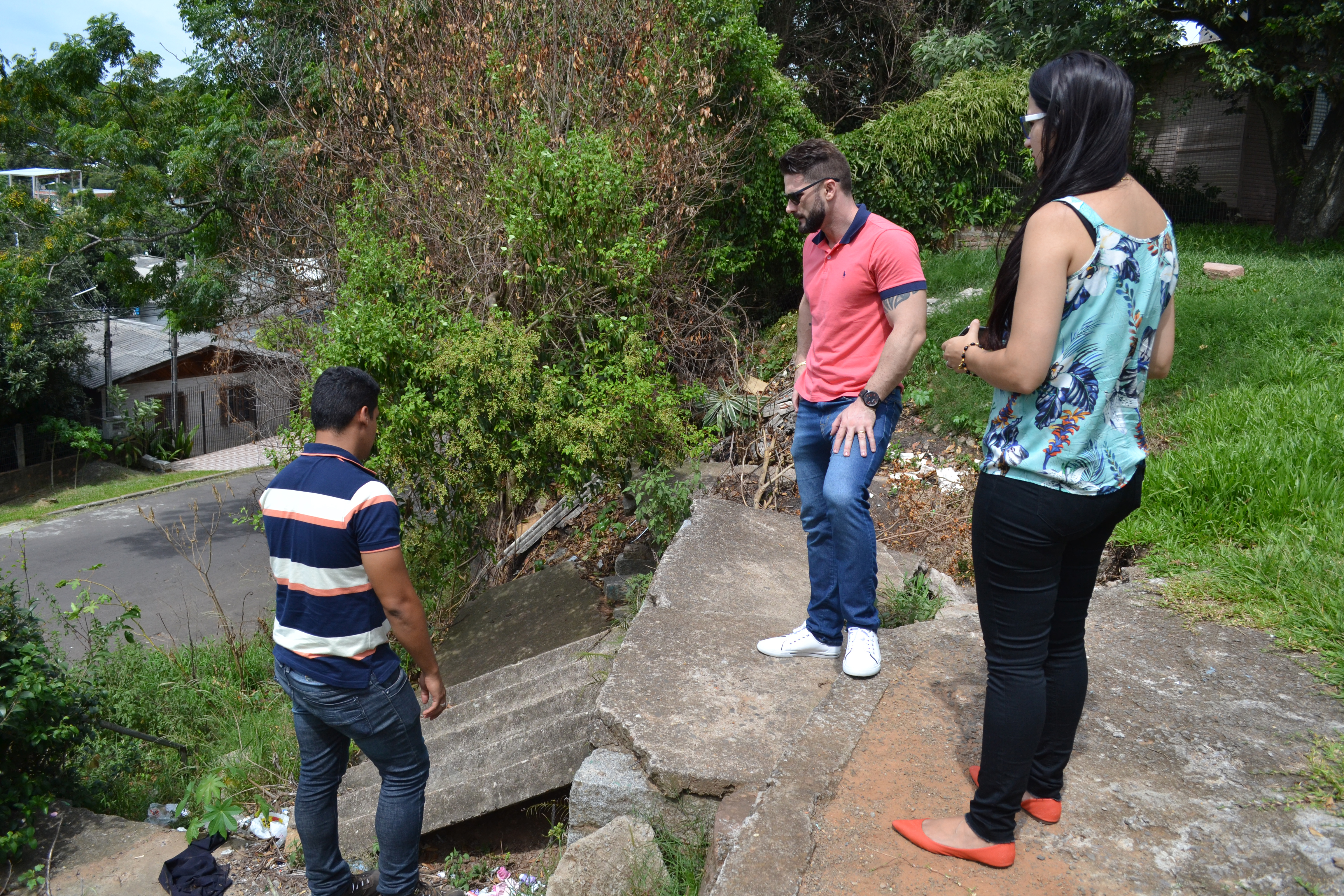 Presidente da Câmara inspeciona escadaria no bairro Liberdade