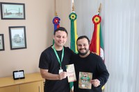 Presidente da Câmara recebe convites para o Acampamento Farroupilha e Oktoberfest em Esteio