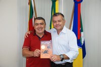 Presidente do Legislativo recebe visita de ex-vereador e escritor Luiz Duarte