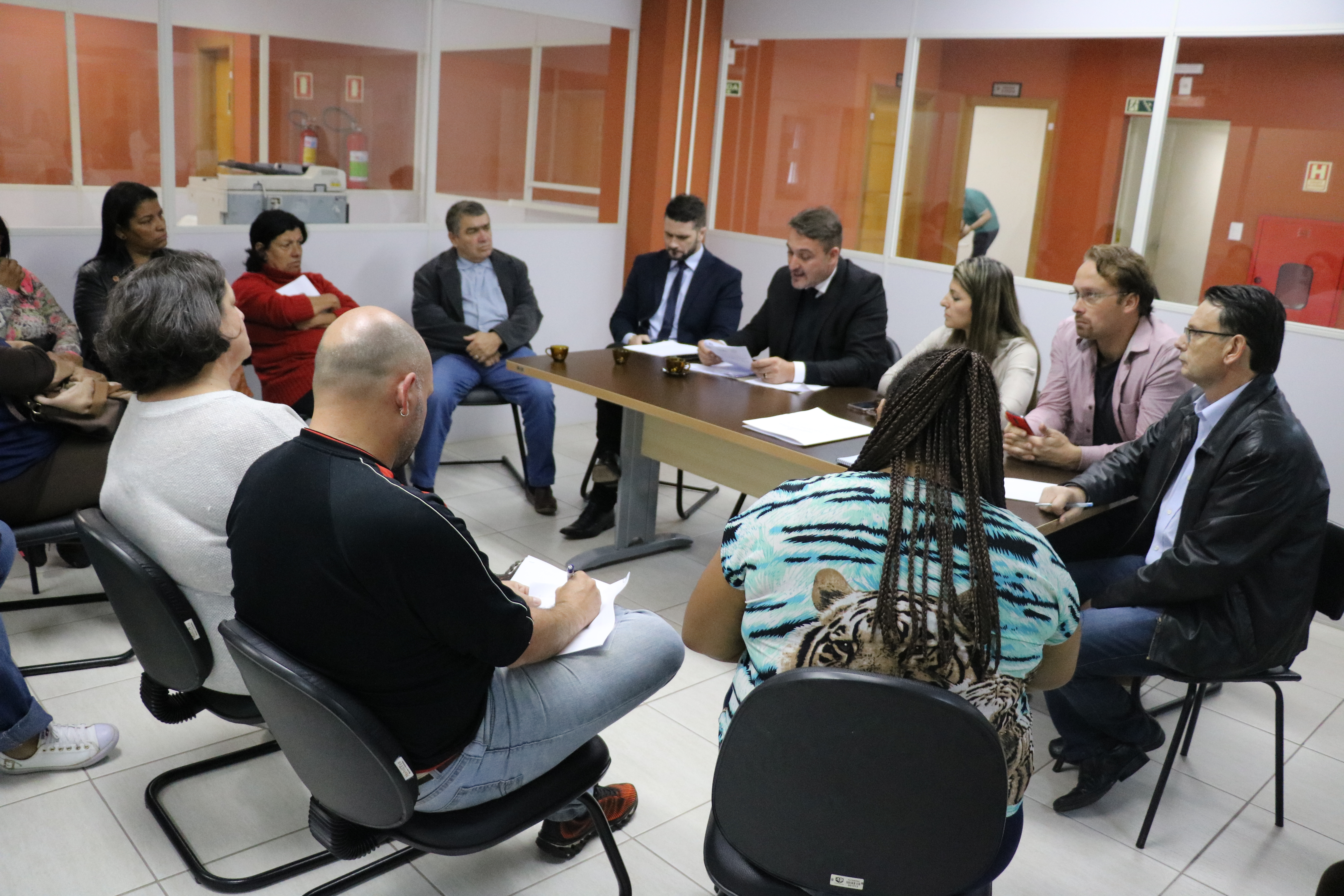 Projeto que concede revisão geral dos servidores foi tema de reunião na Câmara hoje