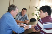 Rafael entrega ao prefeito abaixo-assinado de Escola Jardim Planalto
