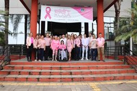 Servidores vestem rosa em apoio à campanha contra o câncer de mama