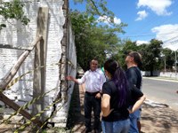 Vereador pede urgência na resolução do problema do muro da escola Caetano Gonçalves da Silva 