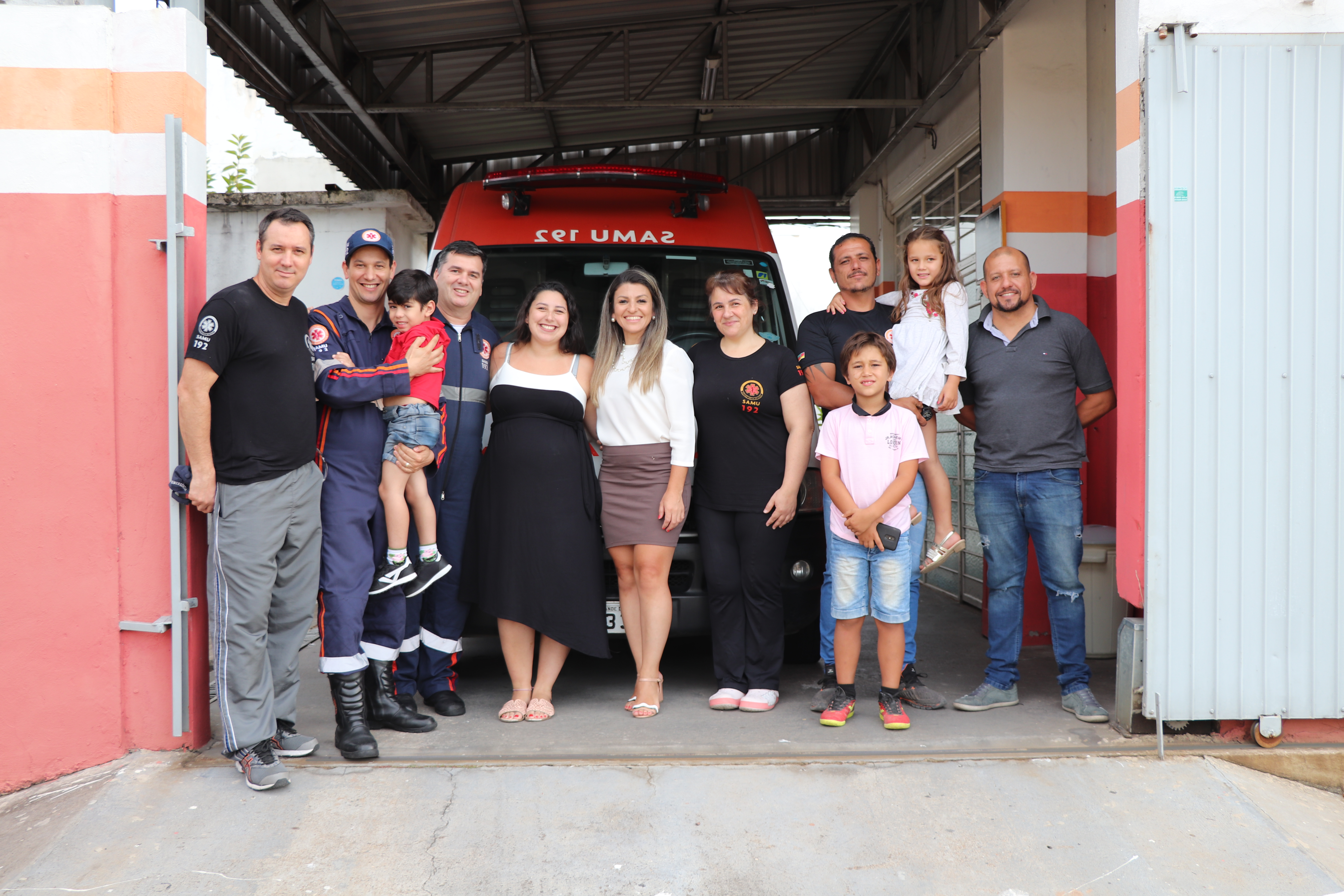 Vereadora Fernanda entrega moção de parabenização a profissionais do Samu