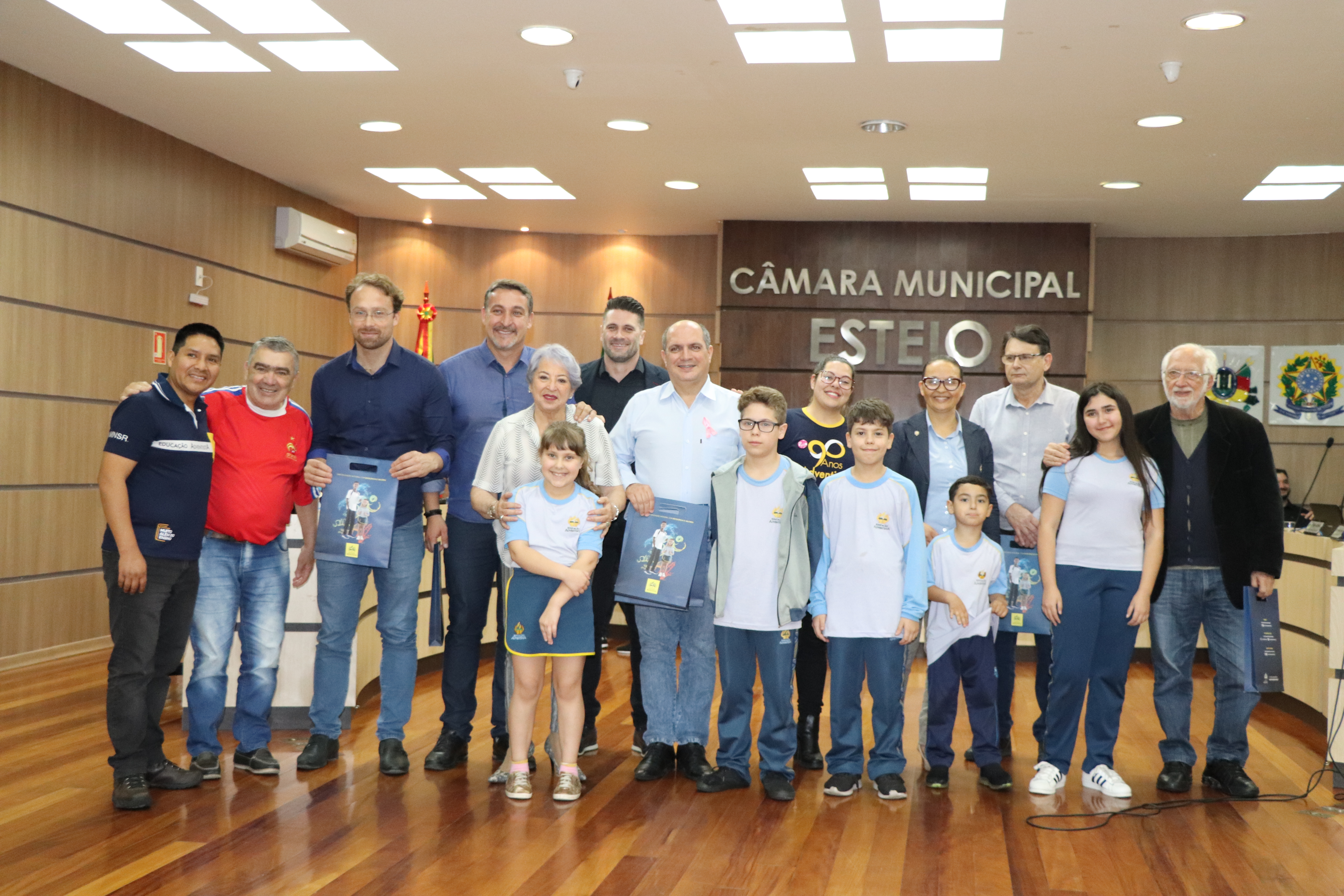 Vereadores recebem homenagem do Colégio Adventista de Esteio