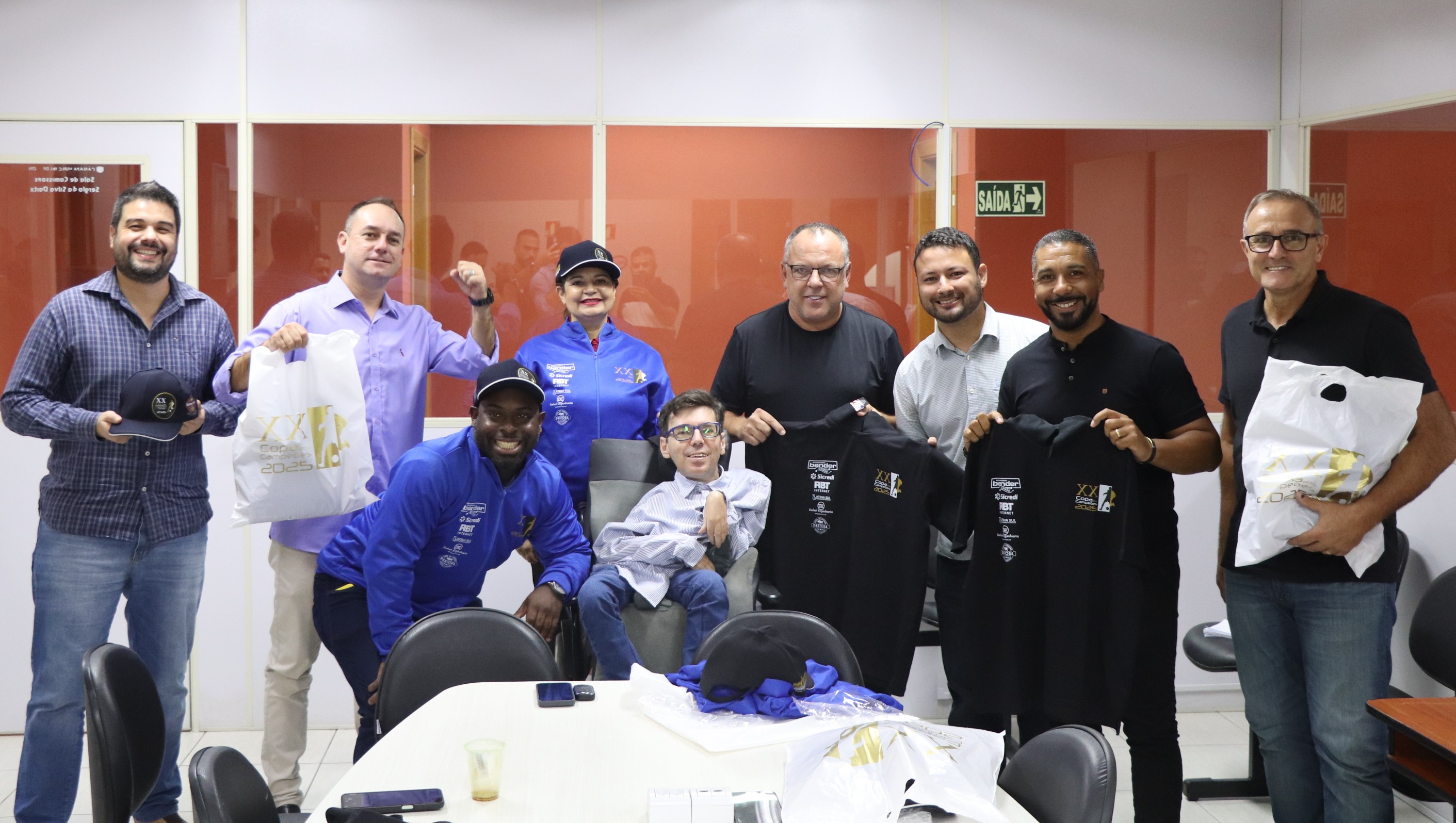 Vereadores recebem kits da Copa dos Campeões
